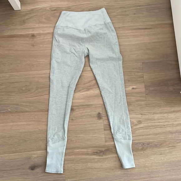 Alo legging size small.  Very light pilling and small marks. All shown in photos - Picture 4 of 8